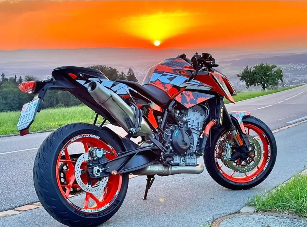KTM Duke 790 steht am Straßenrand, bereit für die nächste Fahrt.