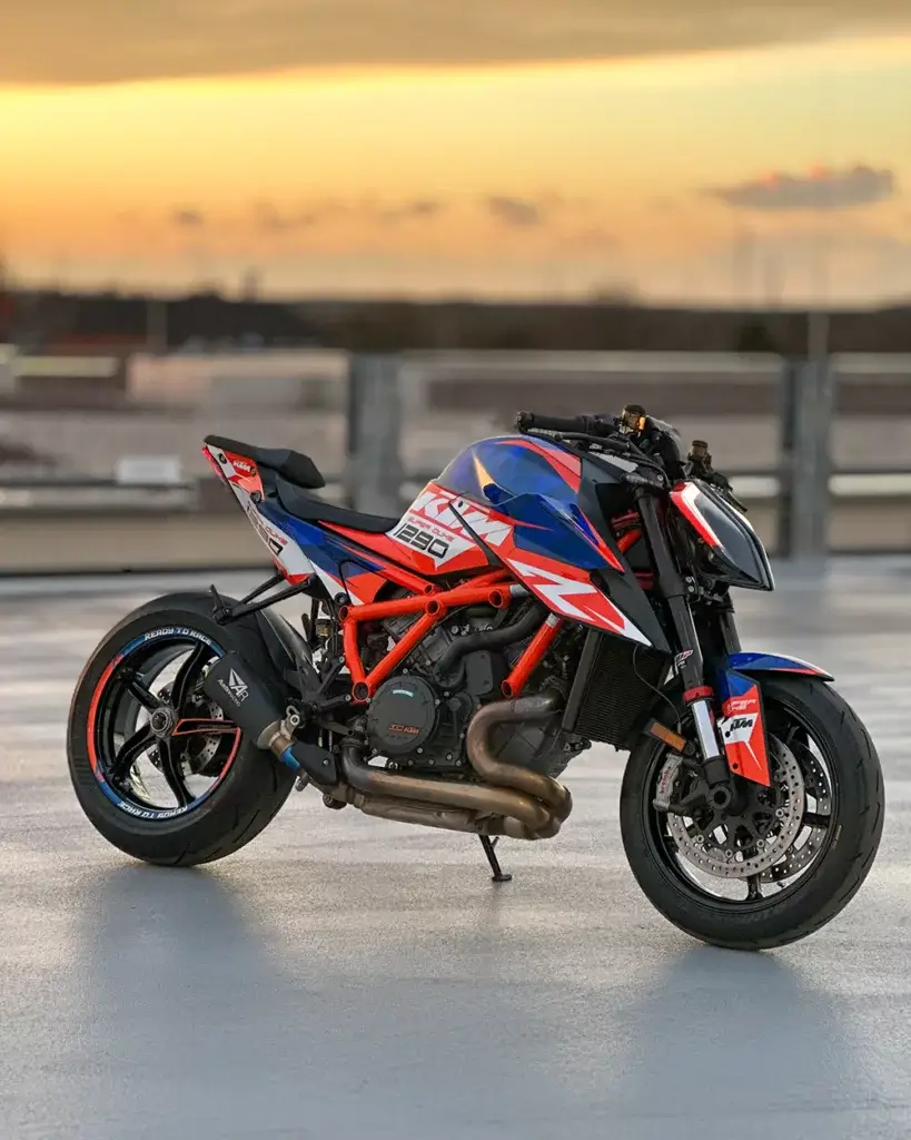 KTM SuperDuke 1290 mit individuellem Dekor steht vor einem spektakulären Sonnenuntergang.