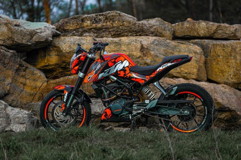 KTM Duke 125 mit auffälligem Dekor abgestellt auf Straße.