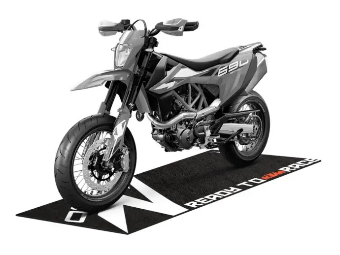 KTM Tankmatte/ Service-Matte “Works 2” | für SMCR, Duke, Superduke, 690 Enduro, LC4, Adventure Bikes etc. | schwarz, weiß | Independent Racing | Dekore, Accessoires und Motorrad Bekleidung
