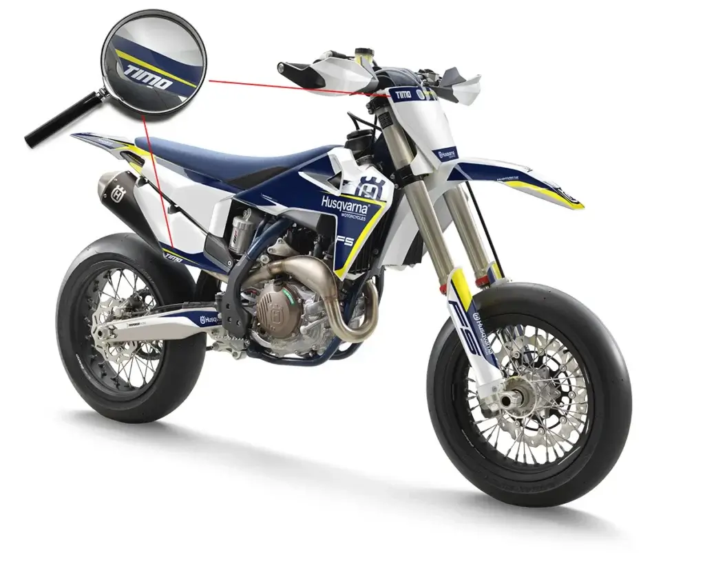 Husqvarna FS 450 Dekor Kit mit individuellem Name unter einer Lupe | Independent Racing | Dekore, Accessoires und Motorrad Bekleidung