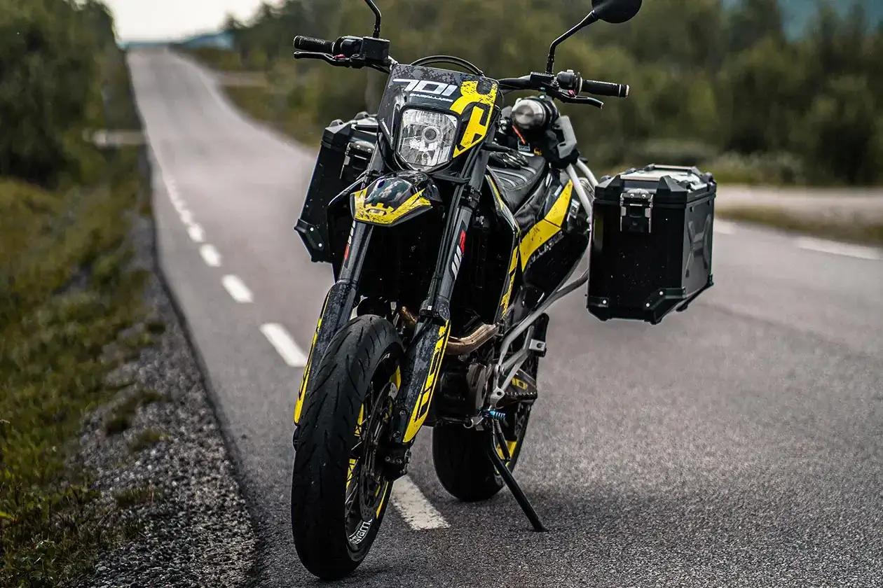 Husqvarna 701 Supermoto mit gelbem Sticker-Set auf einer Landstraße | Independent Racing