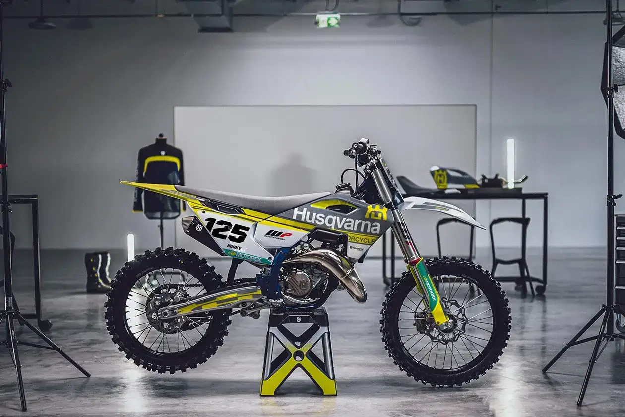 Husqvarna Motocross-Bike mit gelb grauem Custom Dekor in einem Showroom | Independent Racing