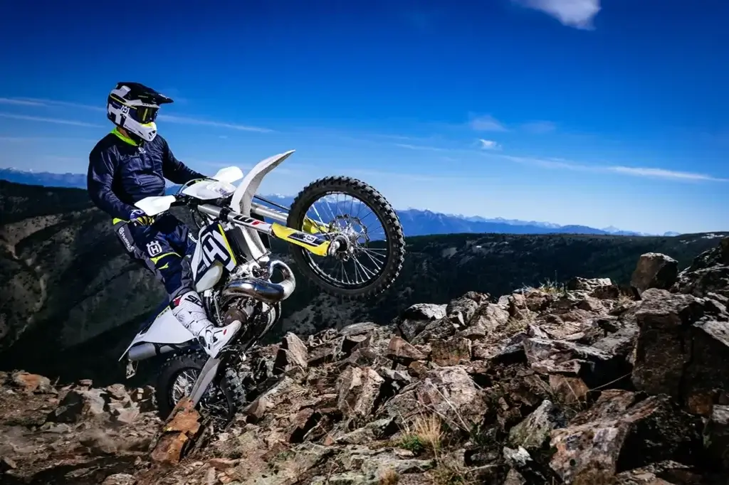 Husqvarna FE-TE-Bike mit individuellem Dekor auf felsigem Terrain | Independent Racing