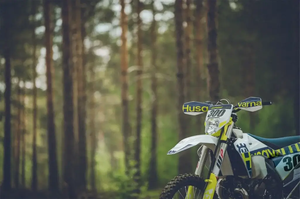 Husqvarna FE-TE Motorrad im Wald mit Custom Dekor | Independent Racing