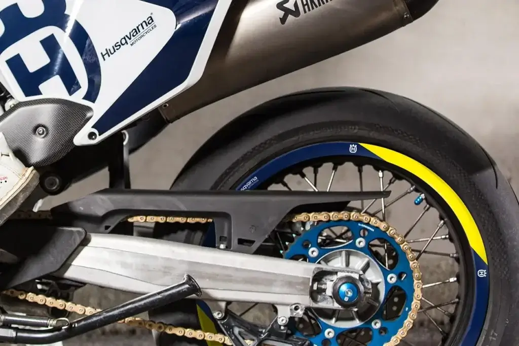 Detailansicht eines Husqvarna-Hinterrads mit blauen Felgenaufklebern | Independent Racing