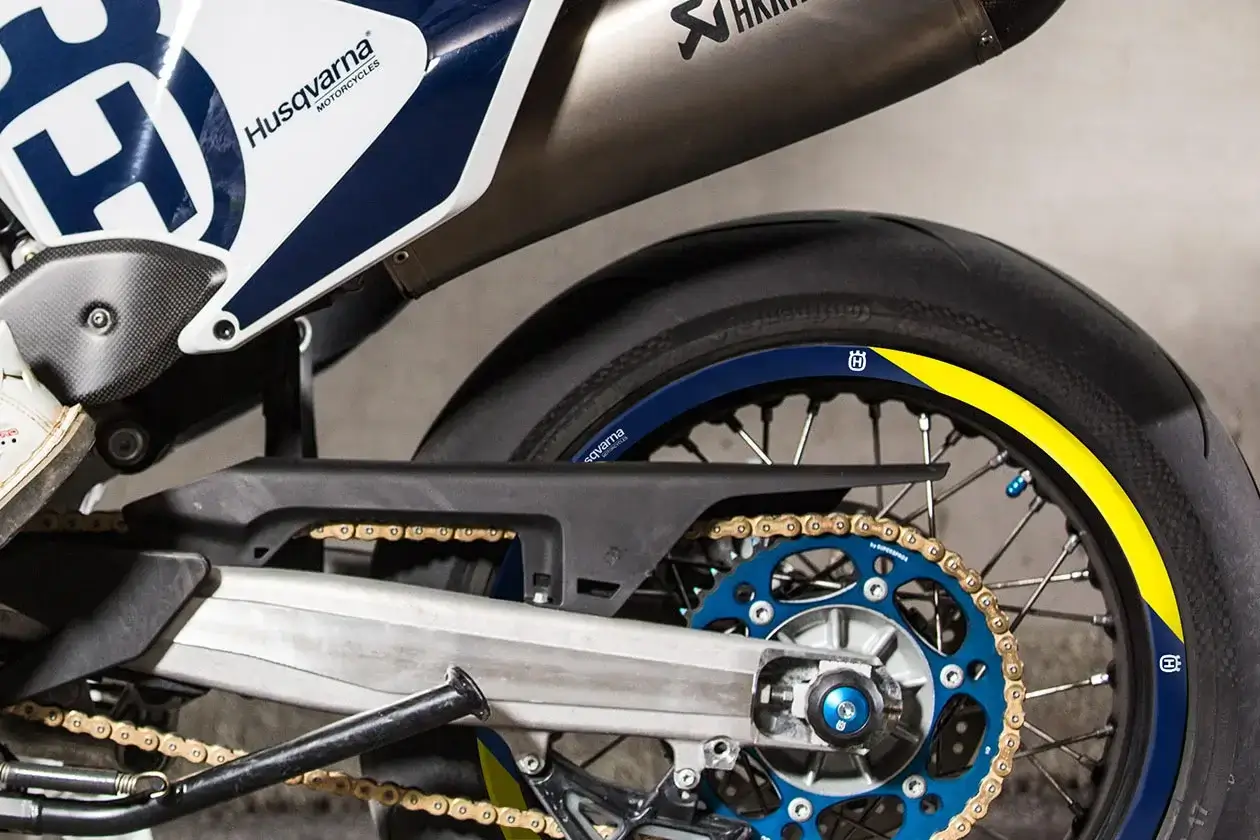 Detailansicht eines Husqvarna-Hinterrads mit blauen Felgenaufklebern | Independent Racing