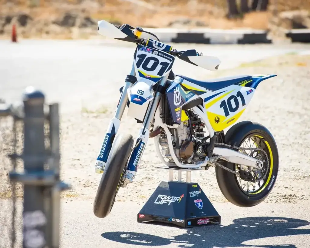 Husqvarna FS 450 mit Supermoto-Dekor auf einem Ständer im Freien | Independent Racing