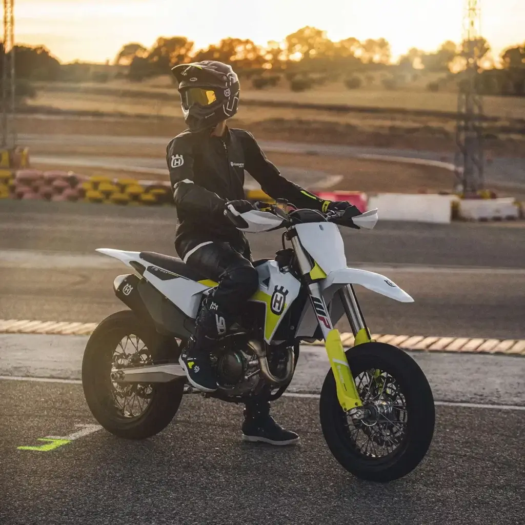 Fahrer auf einer Husqvarna FS 450 auf einer Rennstrecke bei Sonnenuntergang | Independent Racing