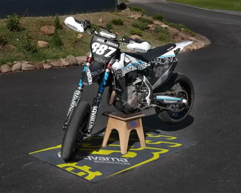 Supermoto auf Husqvarna-Tankmatte im Freien | Independent Racing