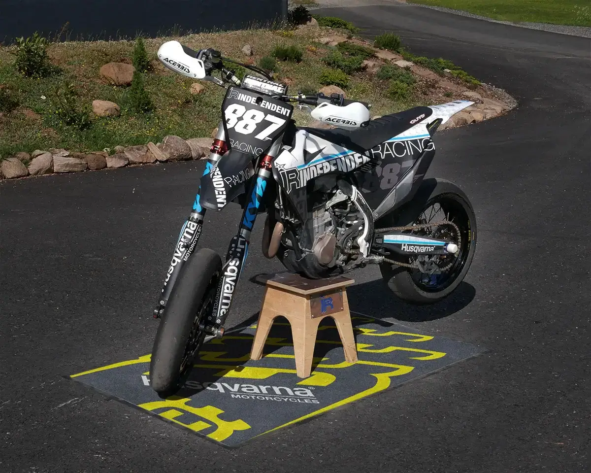 Supermoto auf Husqvarna-Tankmatte im Freien | Independent Racing