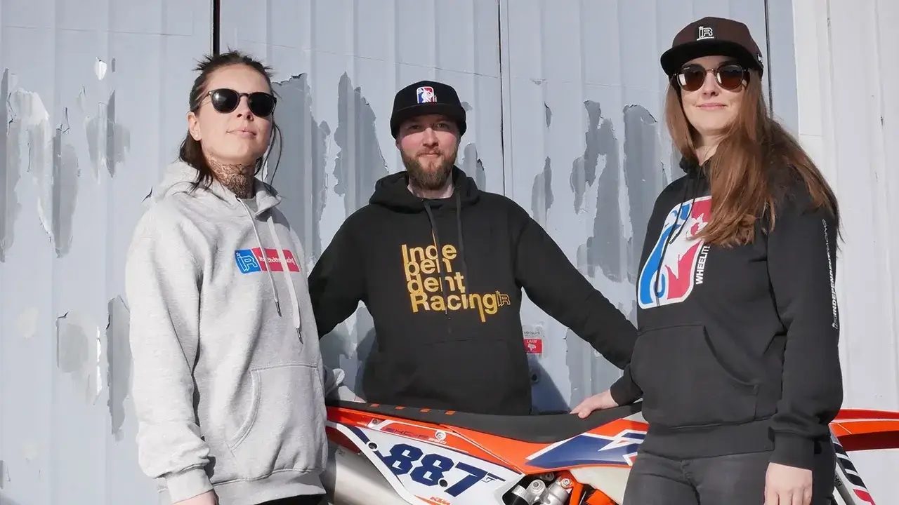Drei Personen tragen Independent Racing Hoodies vor einer grauen Wand | Independent Racing