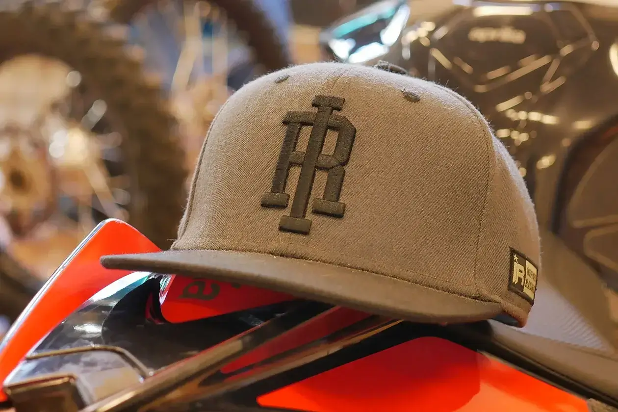 Graue Independent Racing Kappe auf einem Motorradteil | Independent Racing