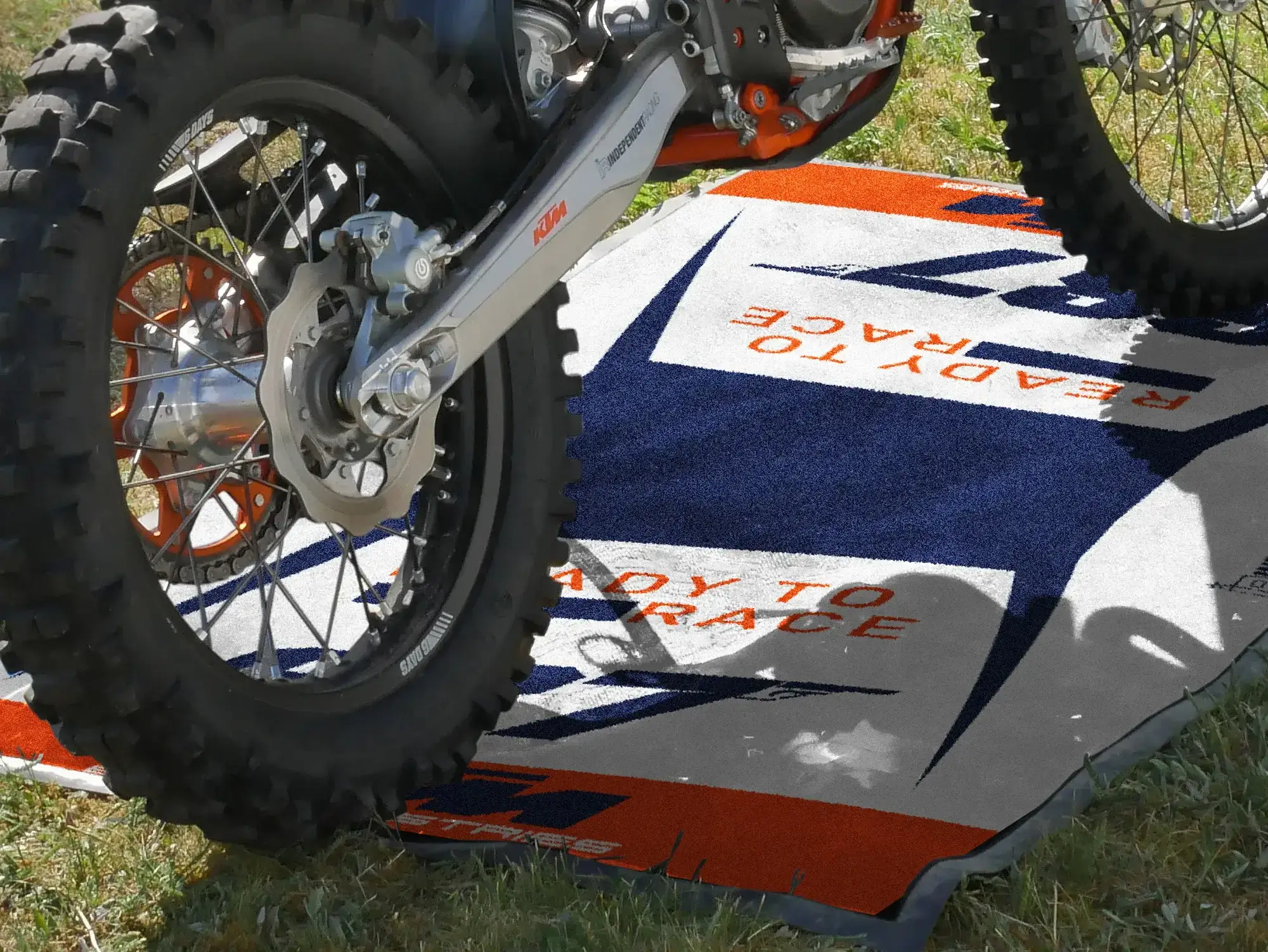 Nahaufnahme einer Tankmatte von Independent Racing auf einer Wiese | Independent Racing