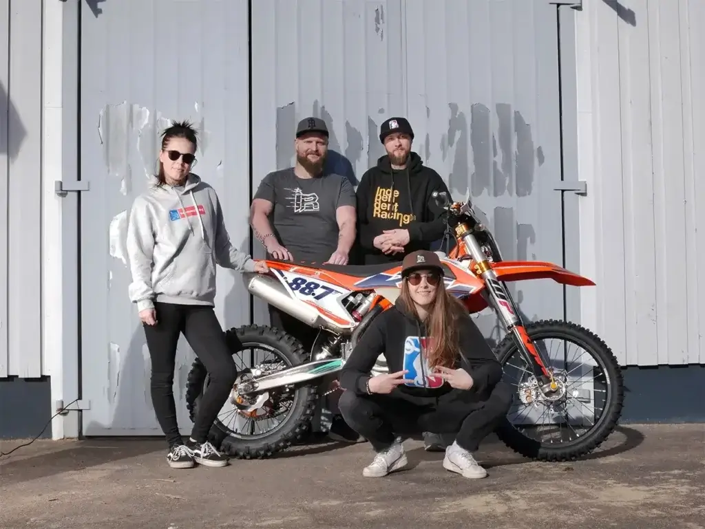 Vier Personen posieren mit Independent Racing Kleidung neben einem Motorrad | Independent Racing