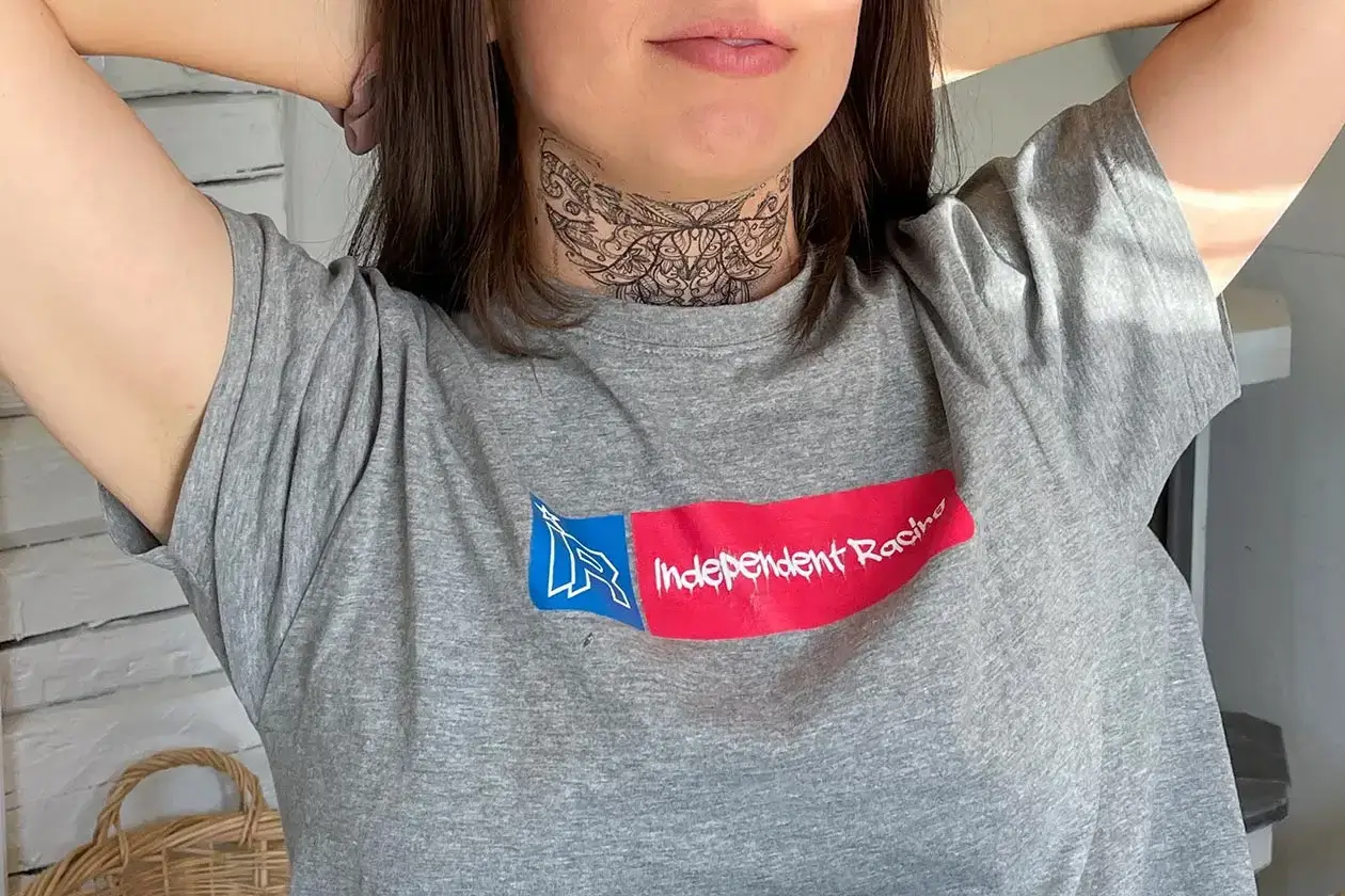 Frau trägt ein graues Independent Racing T-Shirt und Sonnenbrille | Independent Racing