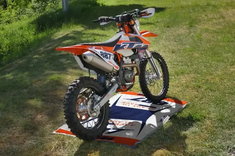 KTM Offroad Bike auf Tankmatte von Independent Racing auf einer Wiese | Independent Racing