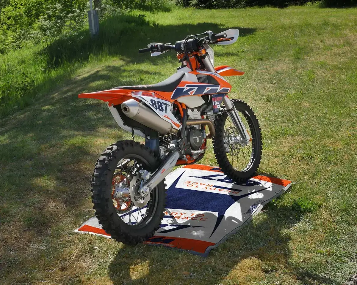 KTM Offroad Bike auf Tankmatte von Independent Racing auf einer Wiese | Independent Racing