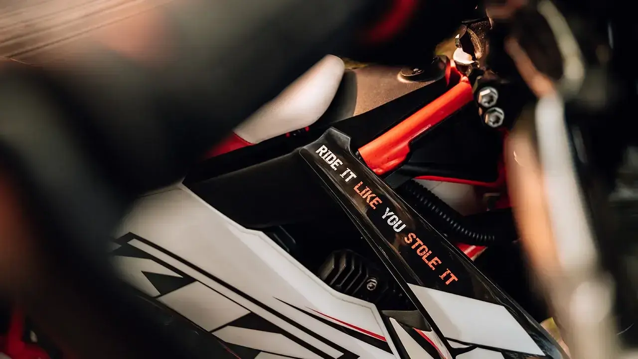 KTM Dekore für Supermoto, Enduro, Motocross, Adventure und Naked Bike. Stilvolle Optionen für Motorrad-Fans | Independent Racing