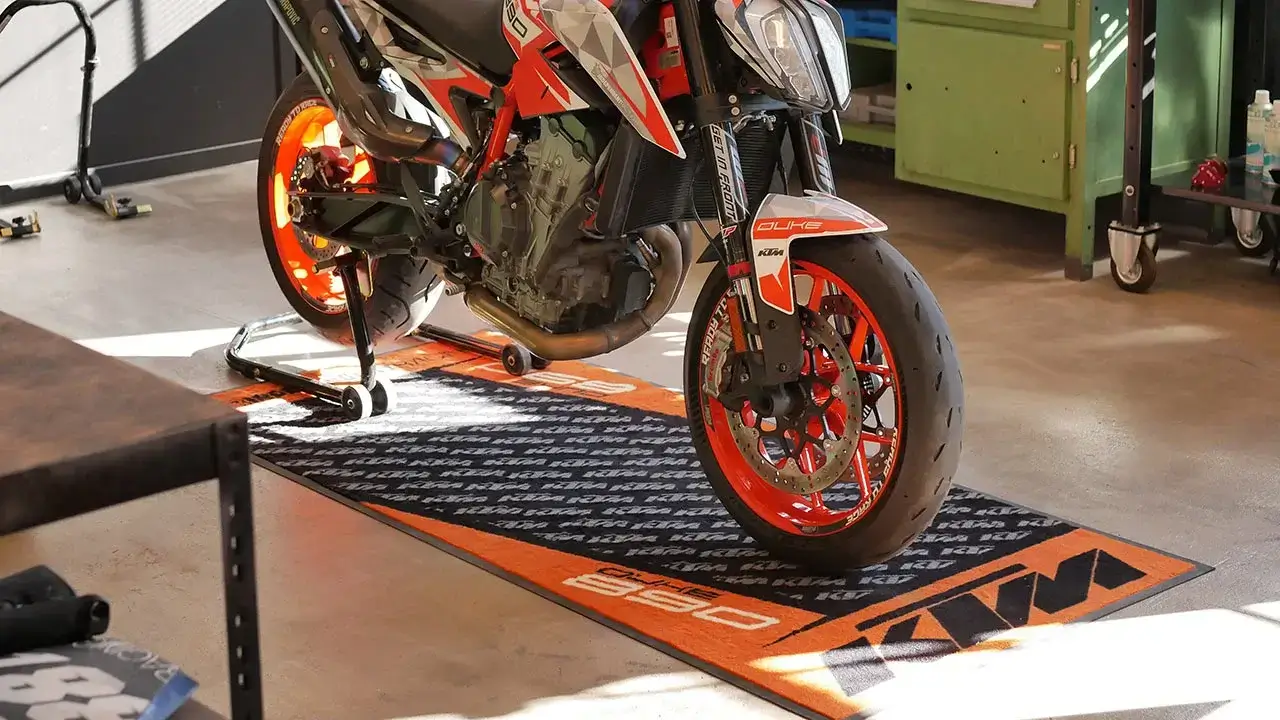 KTM Zubehörteile in einer Werkstatt präsentiert | Independent Racing