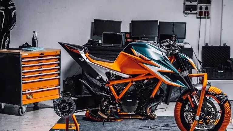 KTM Naked Bike mit auffälligem Dekor in der Werkstatt.