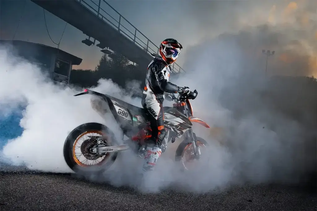 KTM SMC-R 2008-2017 mit einem grafischen Dekor-Set, Seitenansicht | Independent Racing