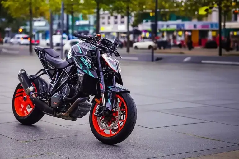 KTM Super Duke 1290 2017-2019 mit grafischen Linien und sportlichem Look | Independent Racing