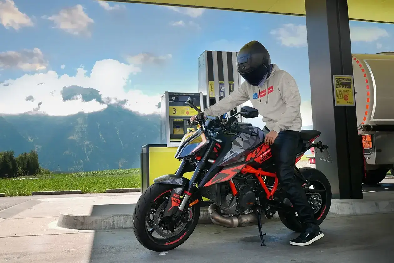 KTM Super Duke 1290 2020 mit individuell gestaltetem Dekor-Kit, Nahaufnahme | Independent Racing