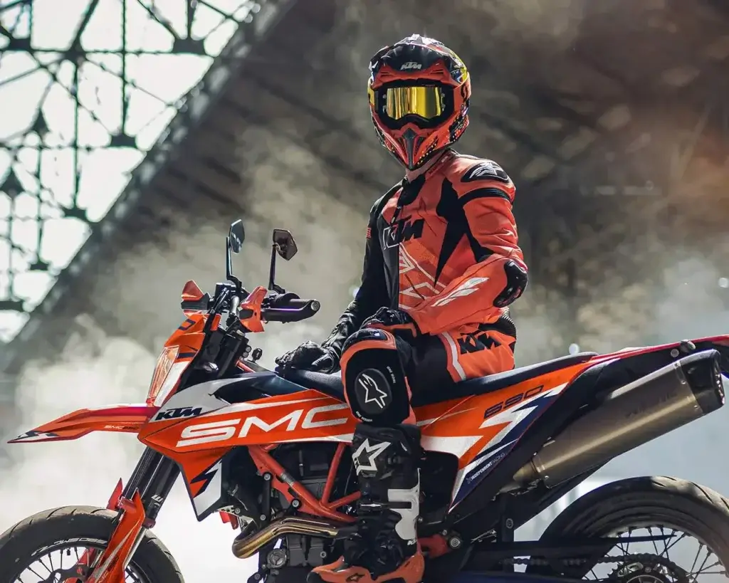 KTM Supermoto-Bike mit auffälligem Dekor im urbanen Umfeld | Independent Racing