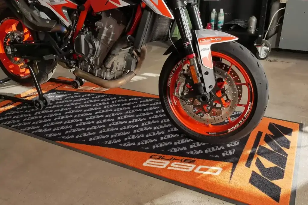 KTM Tankmatten mit Motorrad in einer Werkstatt | Independent Racing