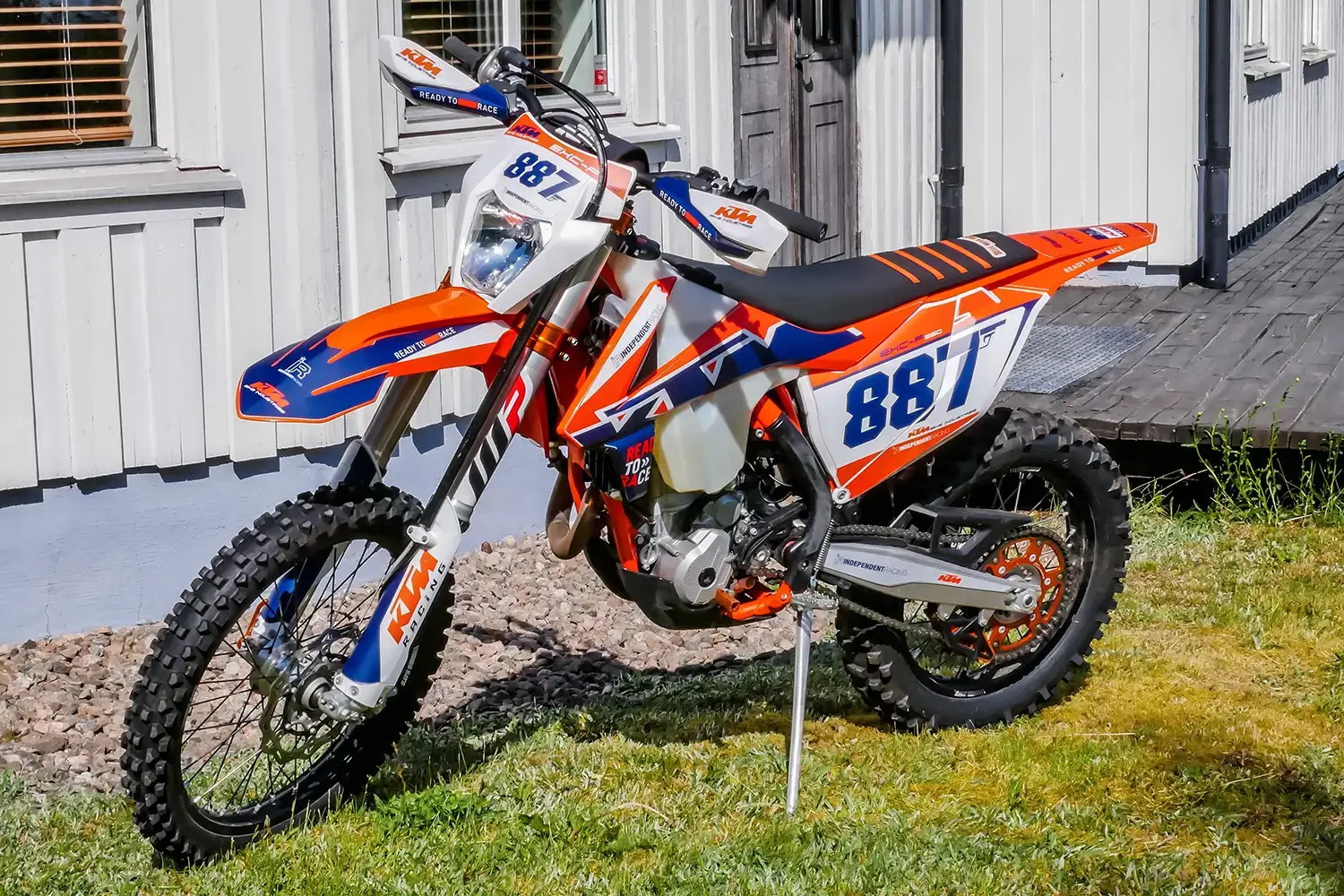KTM EXC Motorrad mit orange-weiß-blauem Dekor und der Nummer 887.