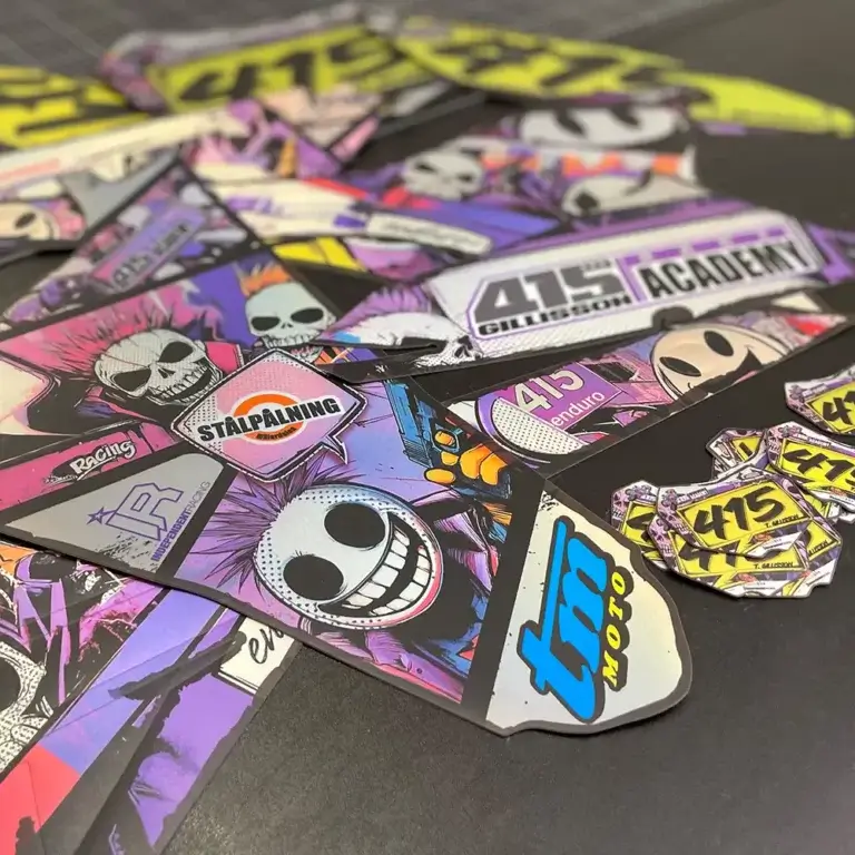 Ein violettes Dekor Kit mit Totenköpfen und gelben Akzenten von Independent Racing.