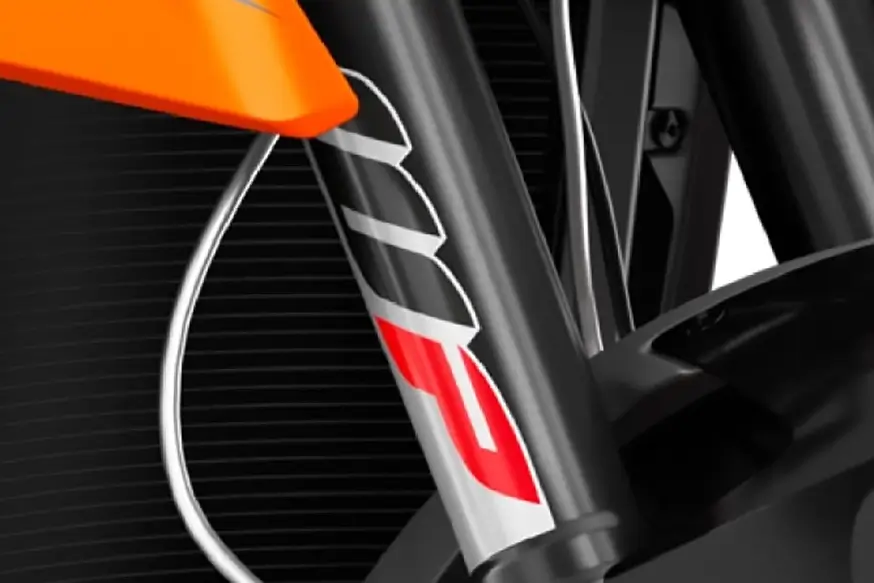 Gabelschutzaufkleber mit WP-Logo an Motorradgabel