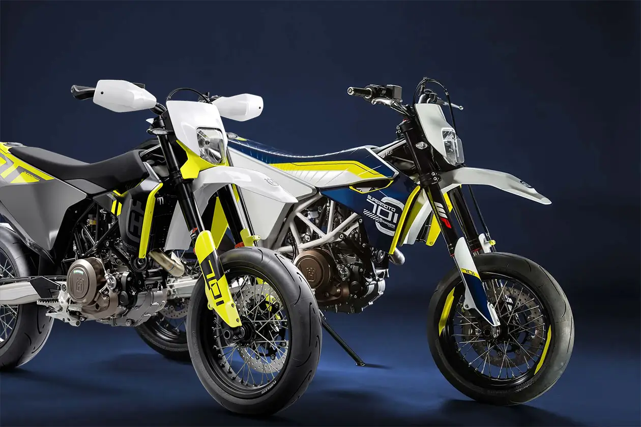 Zwei Husqvarna 701 Supermoto-Modelle nebeneinander