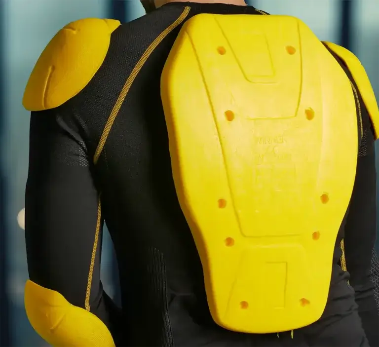 Nahaufnahme von gelben Protektoren für Rücken, Schultern und Ellenbogen einer Lederkombi.