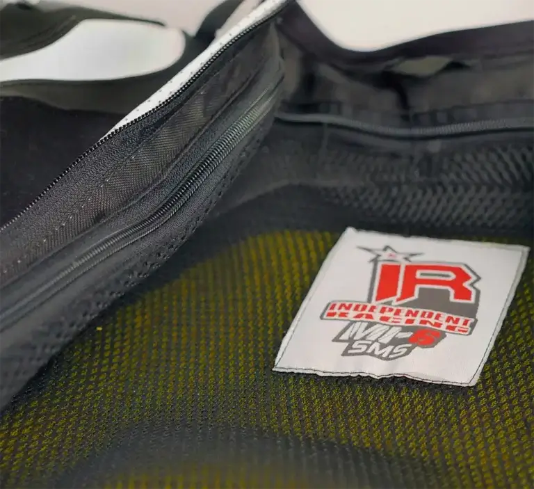 Innenfutter einer Lederkombi mit Independent Racing-Logo und gelber Netzstruktur.