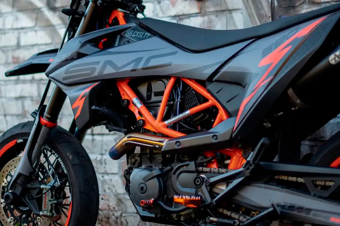 KTM Dekor in Grau mit mattem Laminat auf der Verkleidung.