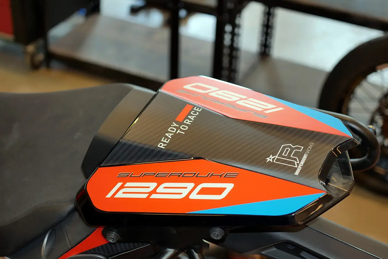 KTM Superduke Soziusabdeckung mit Dekor in Orange und Blau.