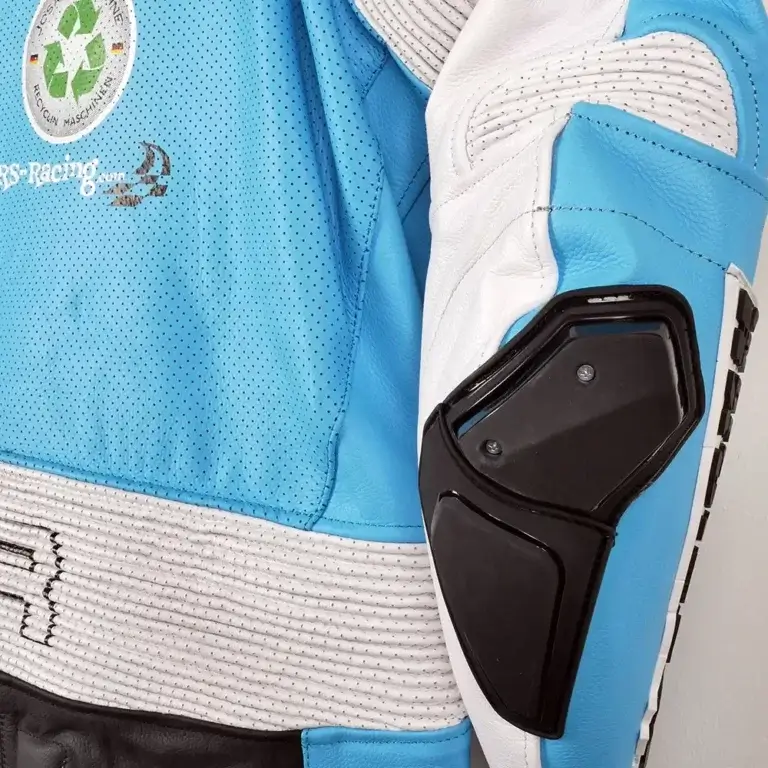 Ellbogenprotektoren eines Supermoto-Lederkombis.