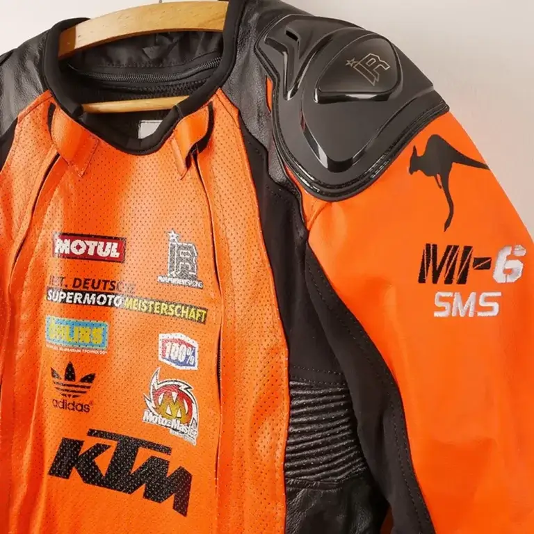 Schulterprotektoren eines Supermoto-Lederkombis.