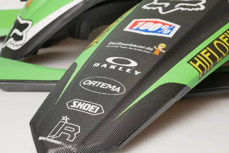 Nahaufnahme einer Motorrad Dekor Folie in Struktur Optik.