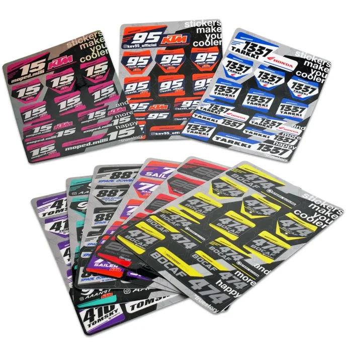 Fächerförmig angeordnete Aufkleberbögen mit Nummern und Namen in verschiedenen Farben und Designs.