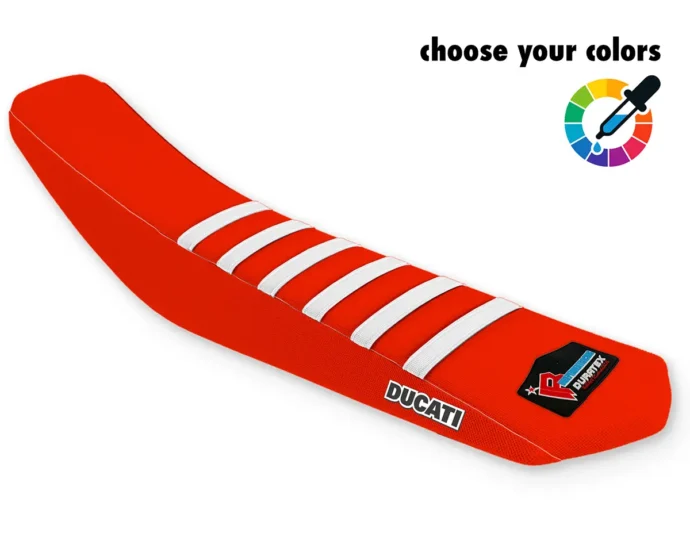 Roter Sitzbankbezug mit weißen Streifen und weißem Ducati-Schriftzug für die Ducati Desmo 450 MX.