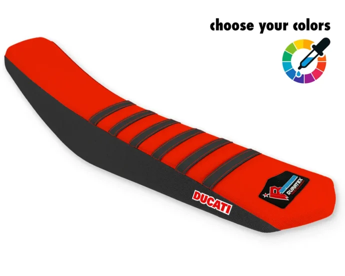 Roter Sitzbankbezug mit schwarzen Streifen und Seiten und rotem Ducati-Schriftzug für die Ducati Desmo 450 MX.