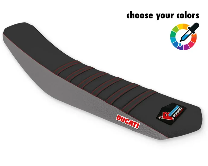 Schwarzer Sitzbankbezug mit roter Ziernaht und grauem Seitenbereich für die Ducati Desmo 450 MX.
