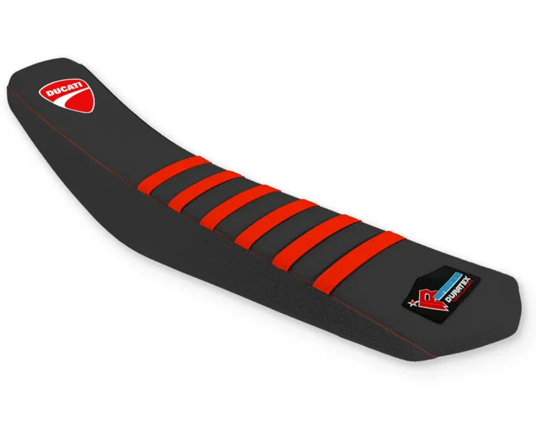 Schwarzer Ducati Offroad Sitzbankbezug mit roten Rippen und Ducati-Logo.