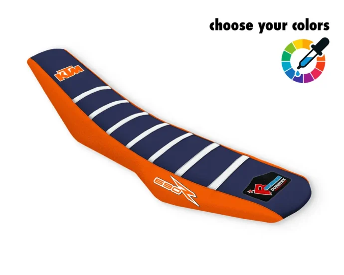 Dunkelblauer Sitzbankbezug mit weißen Rippen, orangem Seitenbereich und KTM-Logo für die KTM 690 SMCR & Enduro.