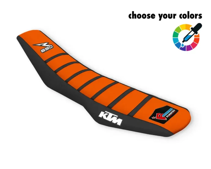 Schwarzer Sitzbankbezug mit orangem Mittelteil, schwarzen Rippen und KTM-Logo für die KTM 690 SMCR & Enduro.