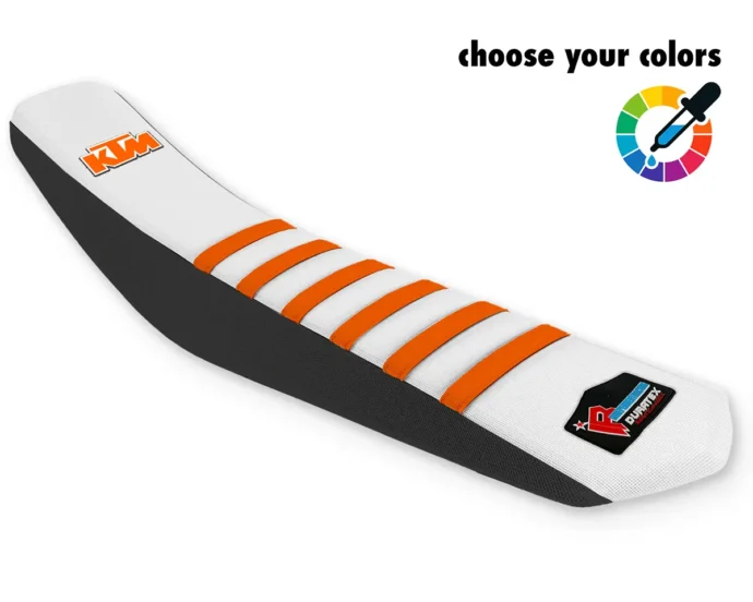 Weißer KTM Sitzbankbezug für Motocross, Enduro & Supermoto mit orangen Rippen, schwarzen Seiten und KTM-Logo.