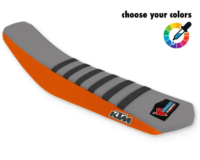 Grauer KTM Sitzbankbezug für Motocross, Enduro & Supermoto mit schwarzen Rippen, orangem Seitenbereich und KTM-Logo.